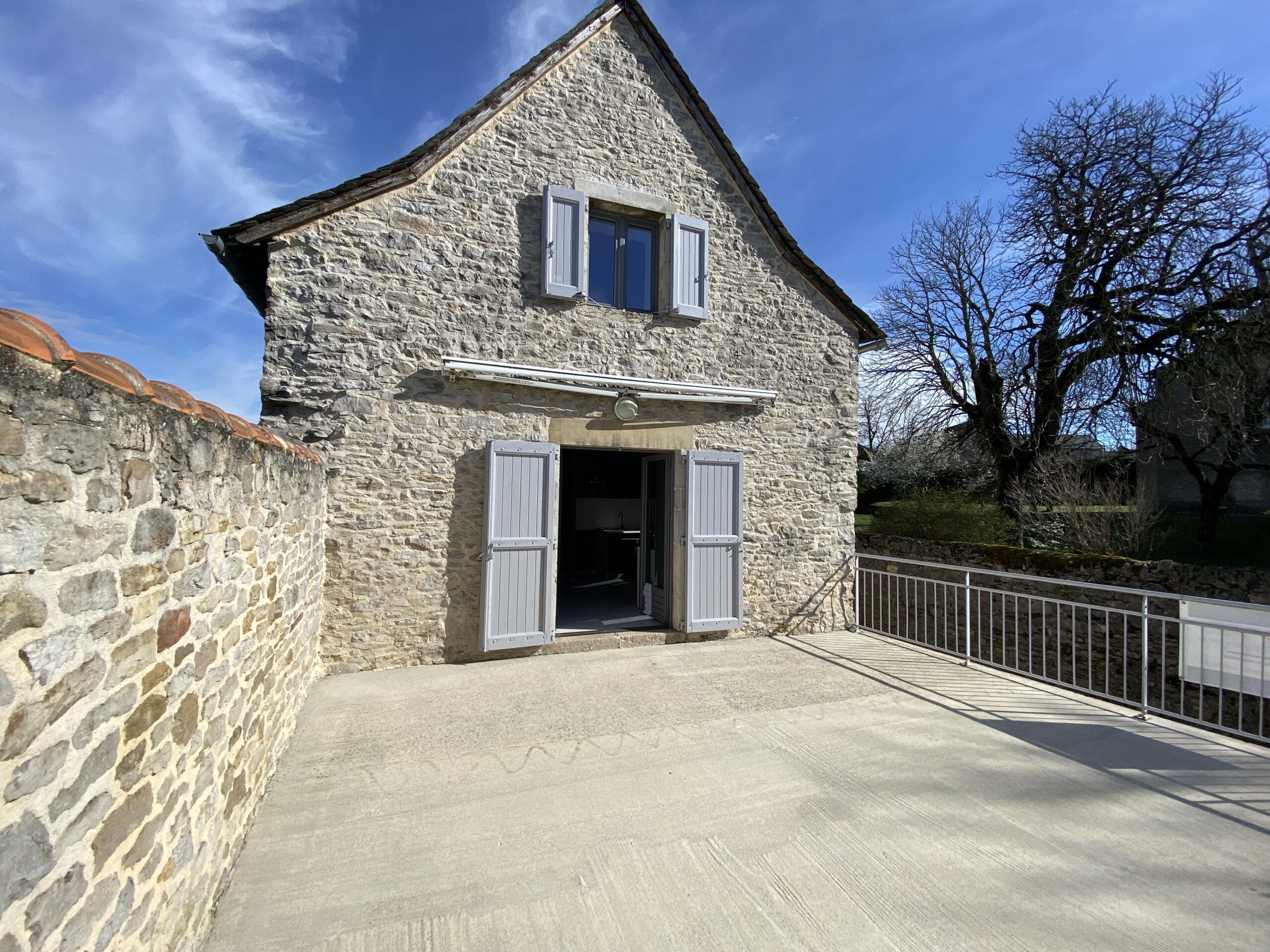 BELLE MAISON EN PIERRE DANS LE CŒUR DE SEBAZAC – Image 3