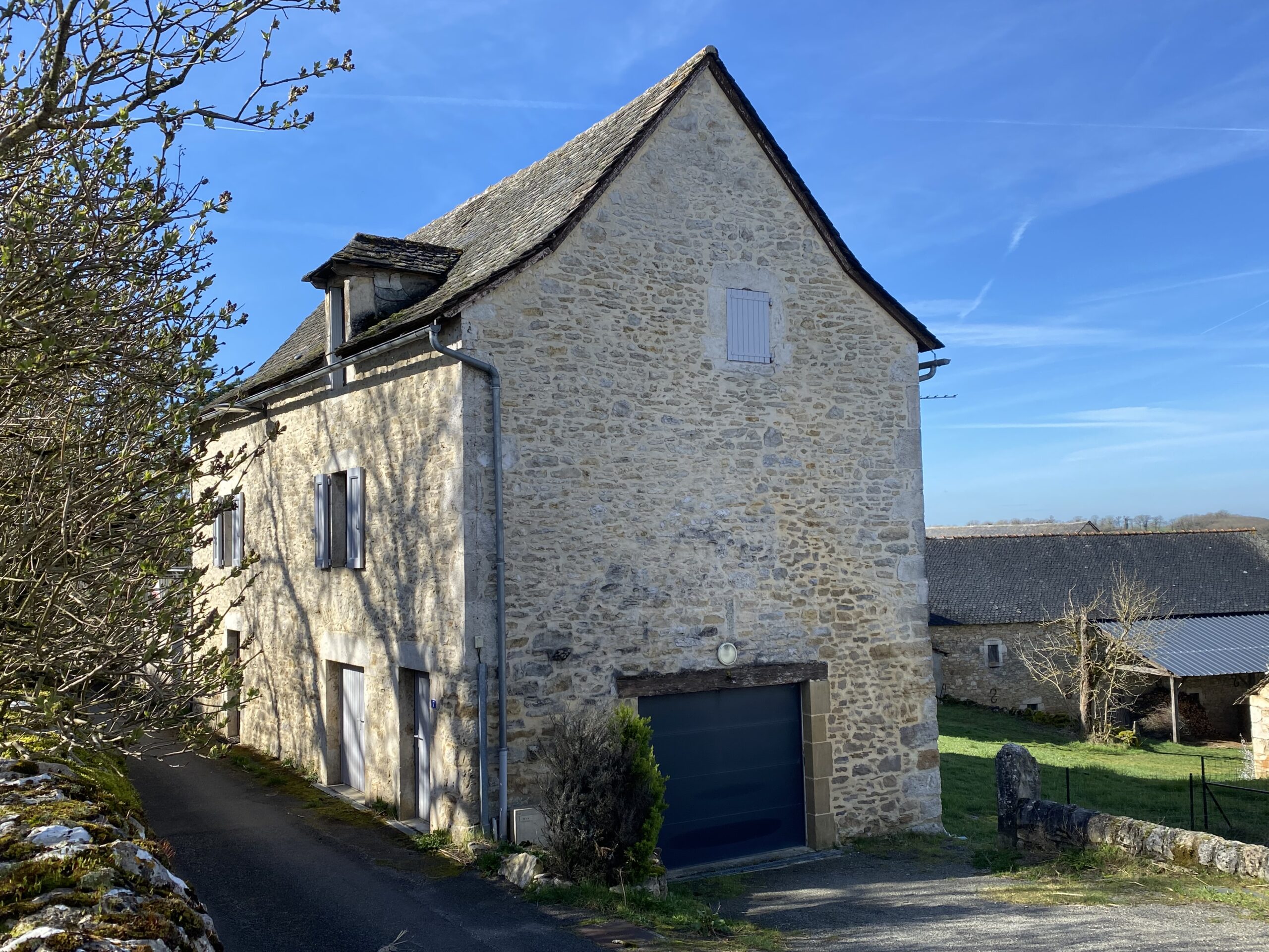 BELLE MAISON EN PIERRE DANS LE CŒUR DE SEBAZAC – Image 4