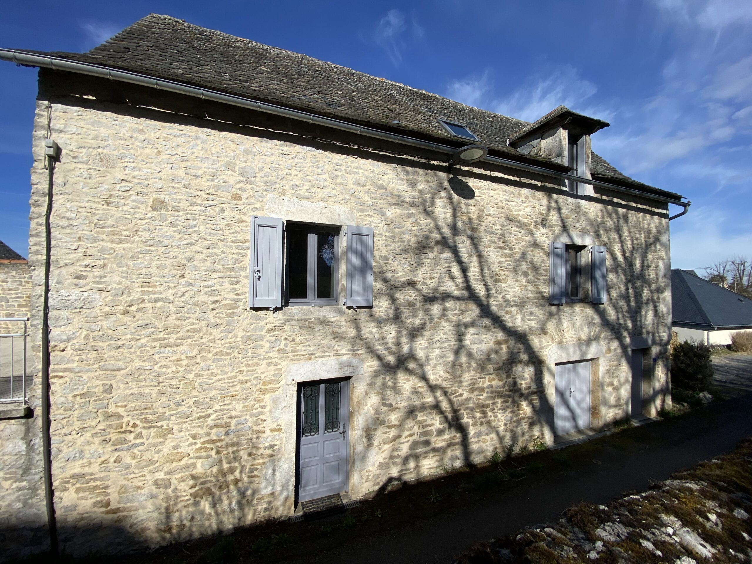 BELLE MAISON EN PIERRE DANS LE CŒUR DE SEBAZAC – Image 2