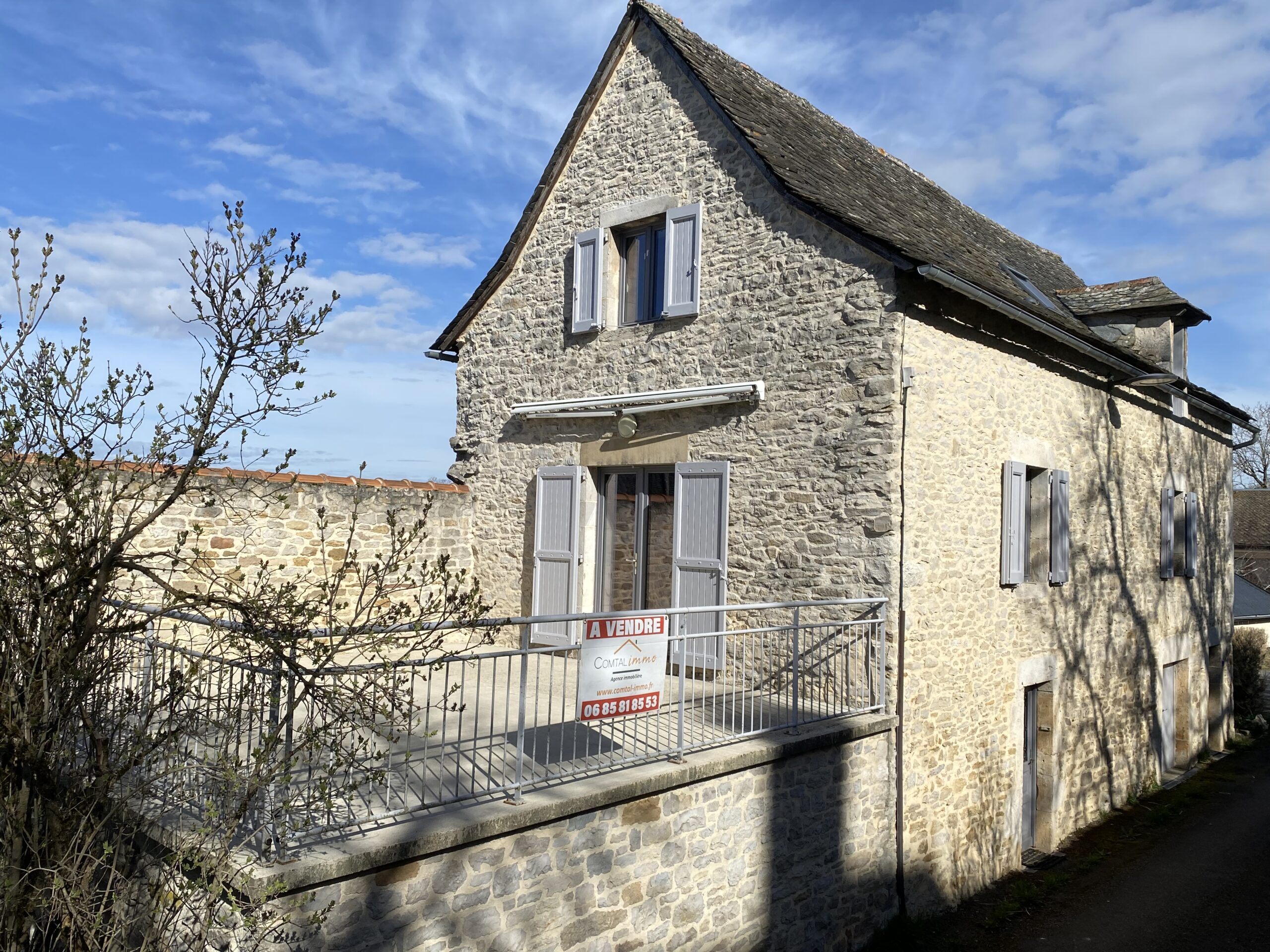 BELLE MAISON EN PIERRE DANS LE CŒUR DE SEBAZAC