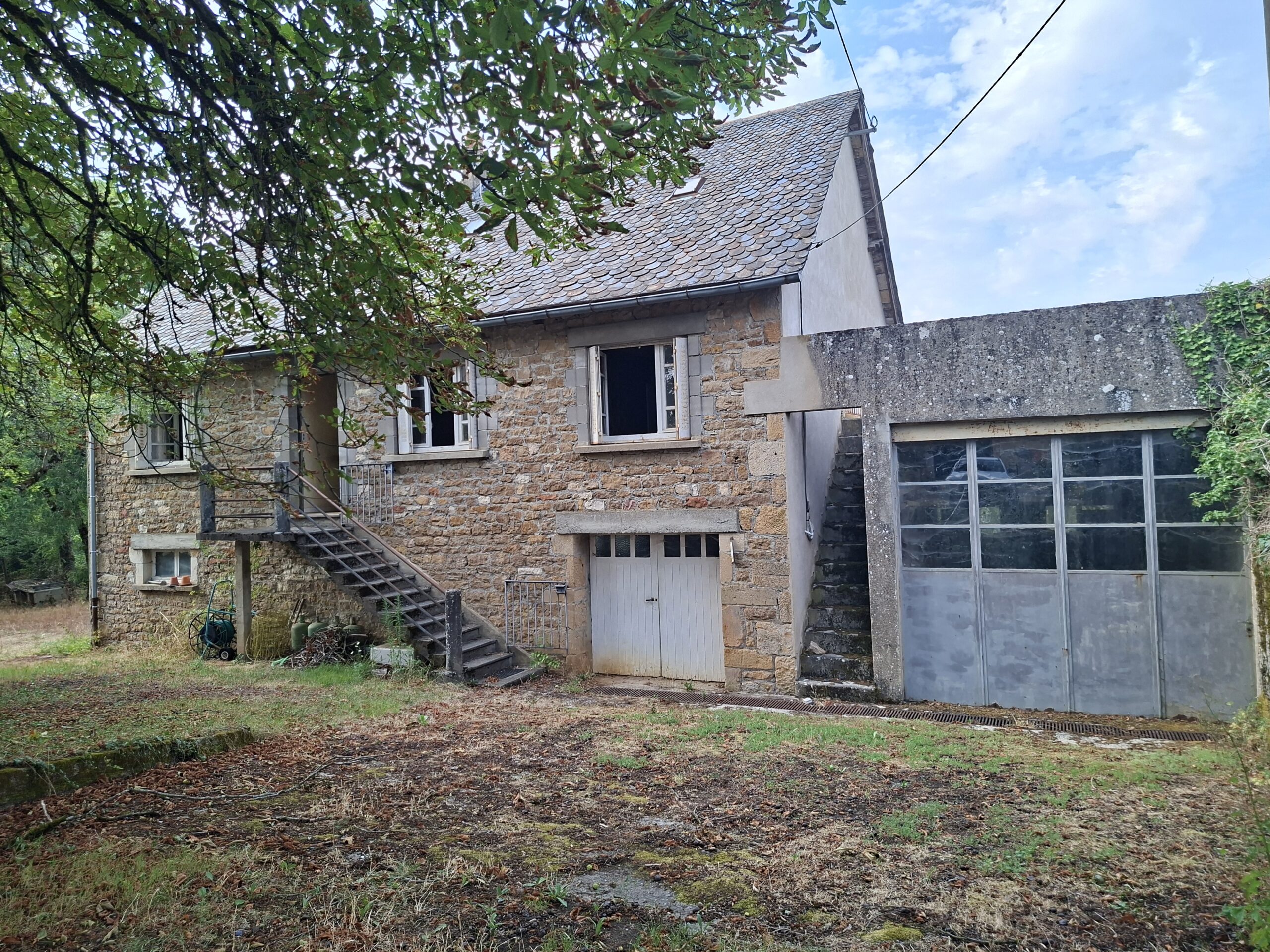 MAISON EN PIERRE dans le petit village de BARRIAC