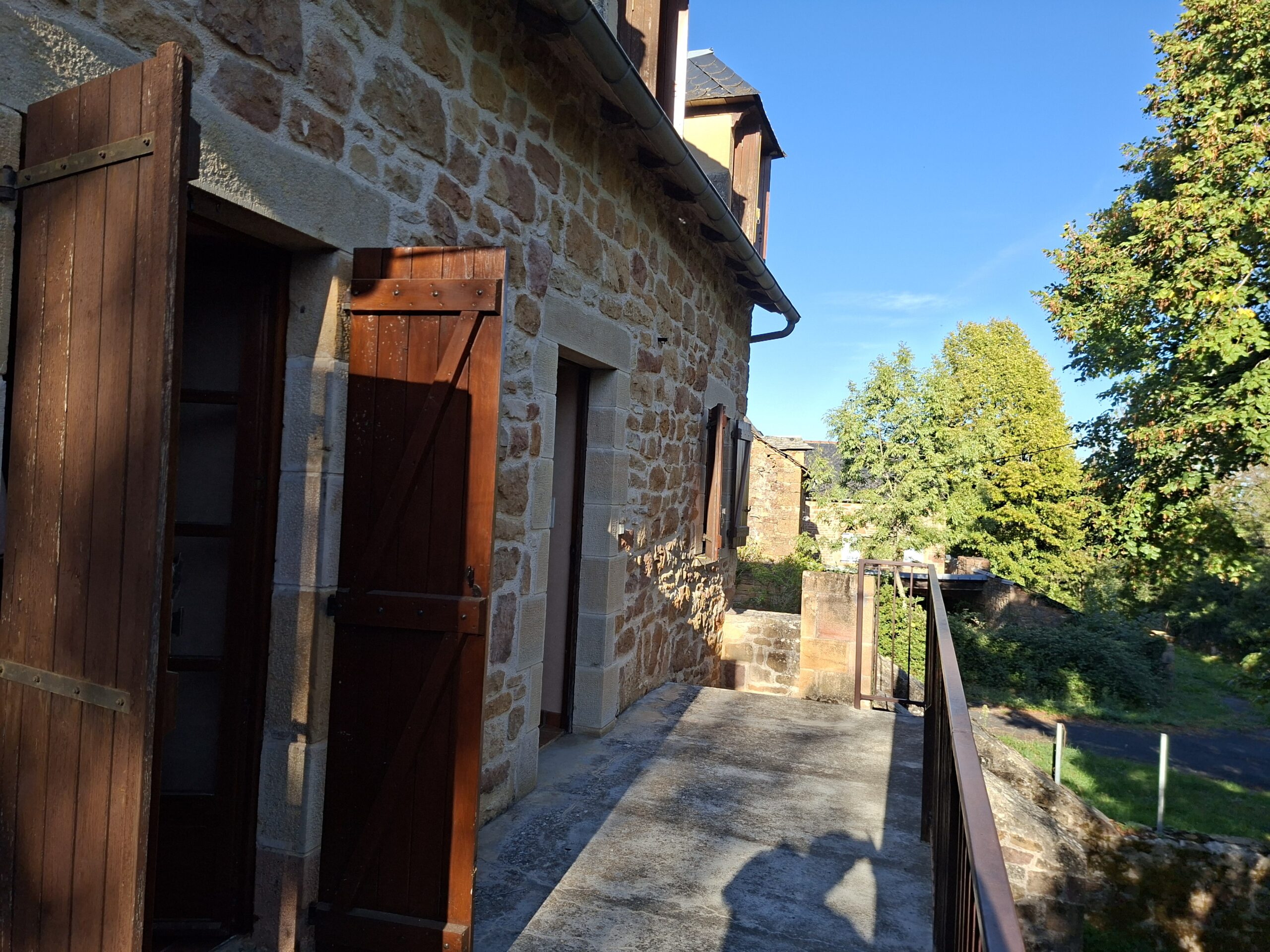 CHARMANTE MAISON EN PIERRE Dans le petit village de BARRIAC – Image 5