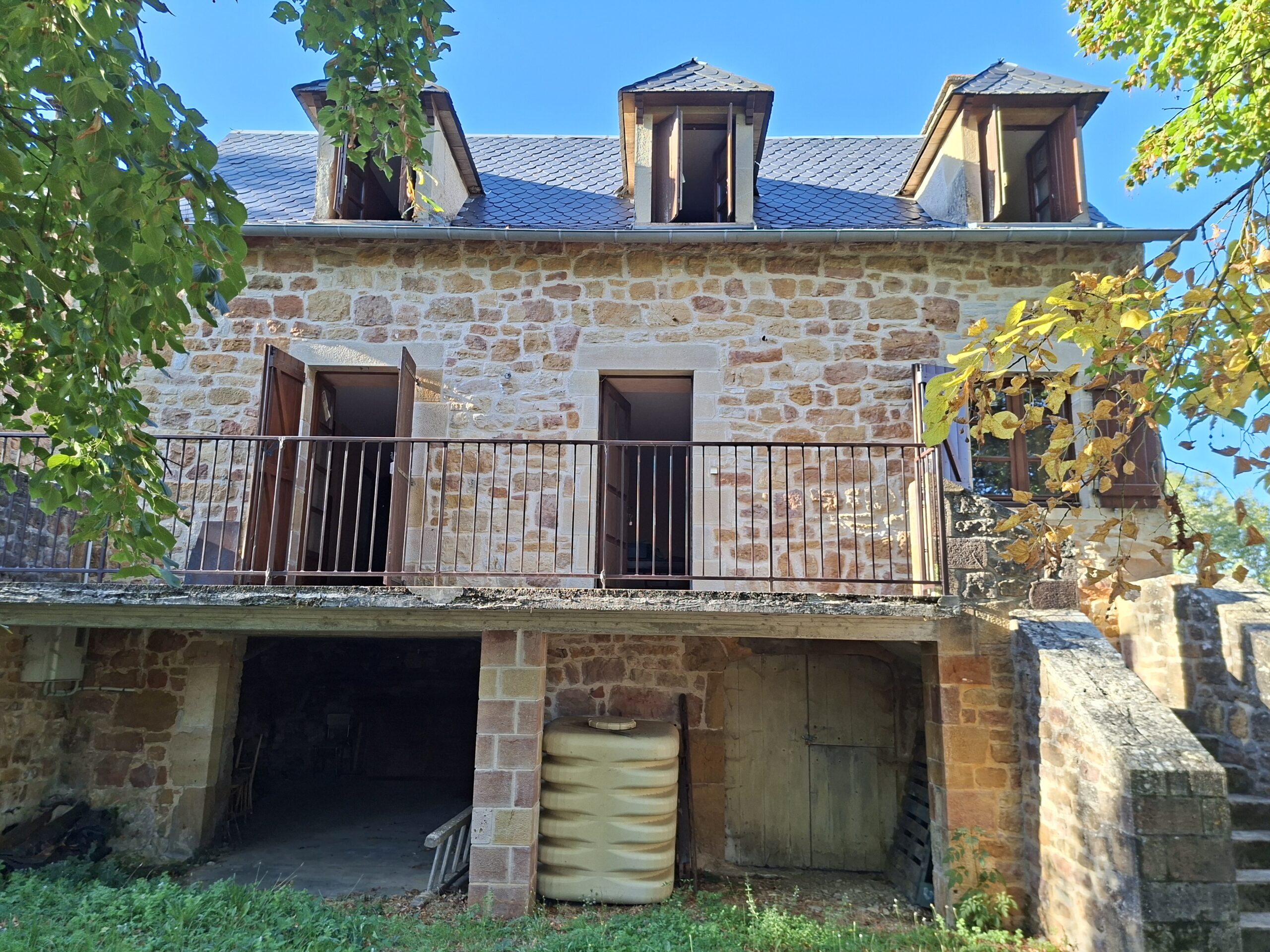 CHARMANTE MAISON EN PIERRE Dans le petit village de BARRIAC – Image 2