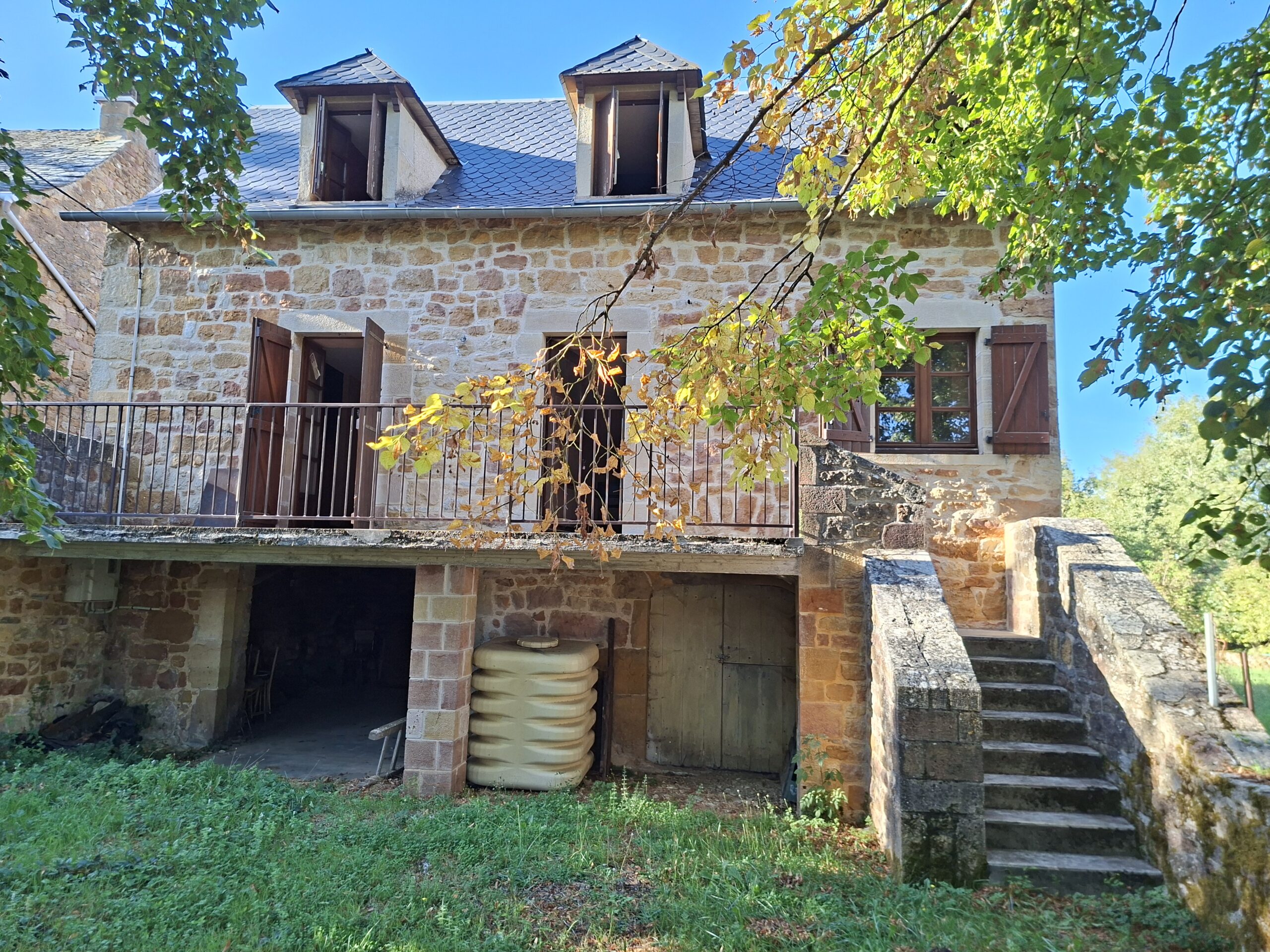 CHARMANTE MAISON EN PIERRE Dans le petit village de BARRIAC