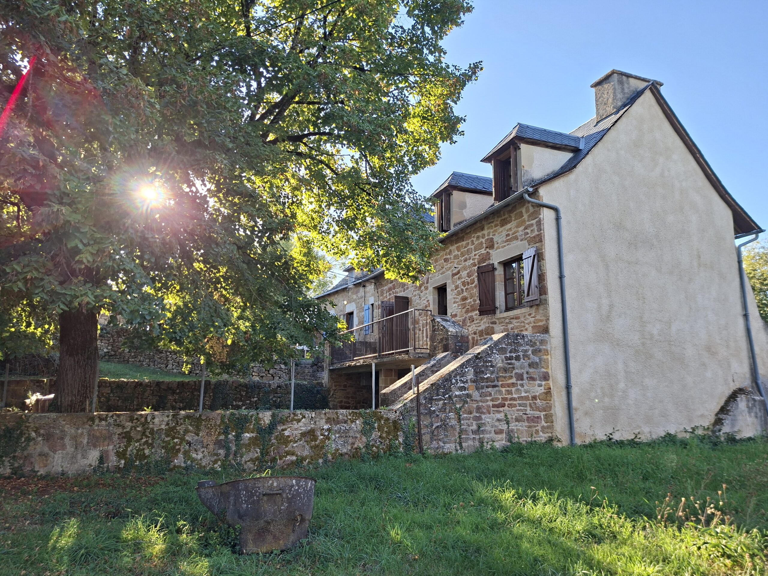 CHARMANTE MAISON EN PIERRE Dans le petit village de BARRIAC – Image 3